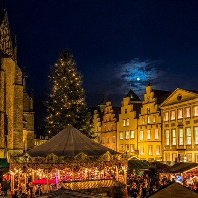 Weihnachtsmarkt bei Vollmond