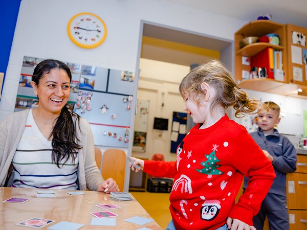 Eine Erzieherin spielt mit einem Kindergartenkind