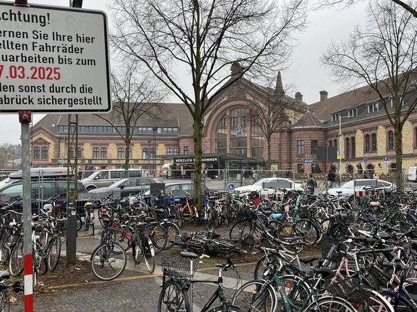 Bahnhofsvorplatz Fahrräder