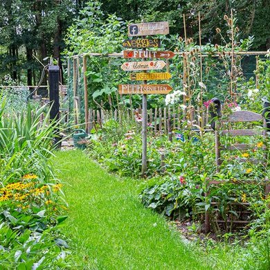 Kleingarten mit Gemüse und bunten Blumen