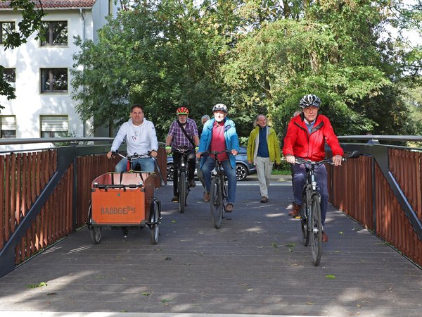 Radfahrer auf der Brücke über den Pappelgraben