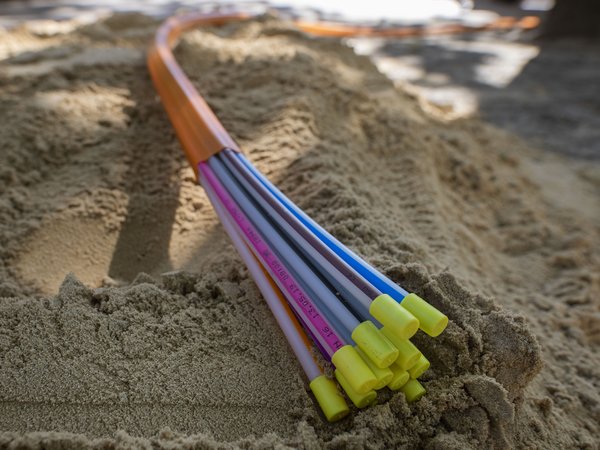 Glasfaserkabel auf einem Sandhaufen