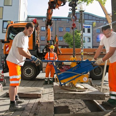 Straßenbauarbeiter bei Pflasterarbeiten