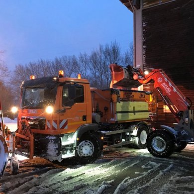 Ein kommunales Winterdienstfahrzeug des Osnabrücker ServiceBetriebs  wird mit Streusalz beladen.