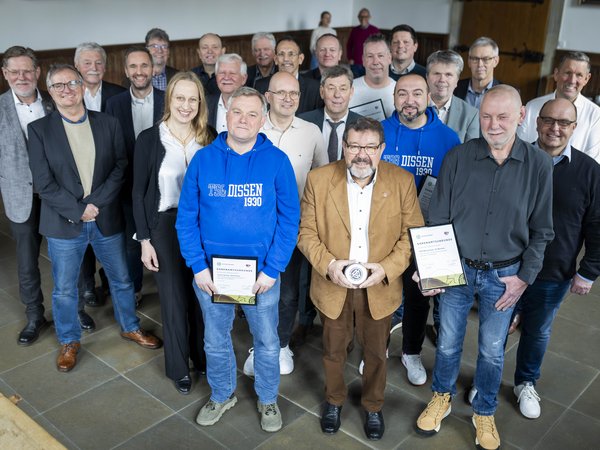 Gruppenfoto der DFB-Ehrenamtsträger im Friedenssaal des Rathauses.