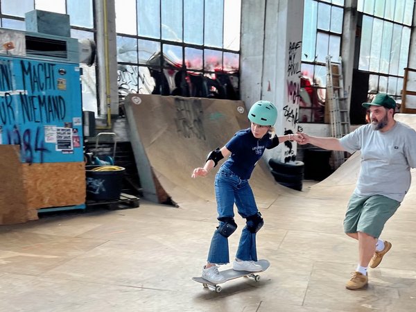 Kind auf Skateboard